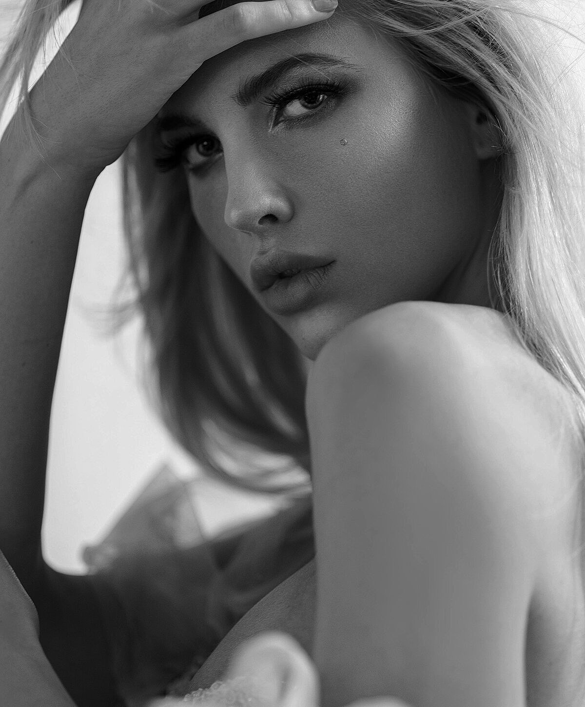 Black and white portrait of a woman with elegance.